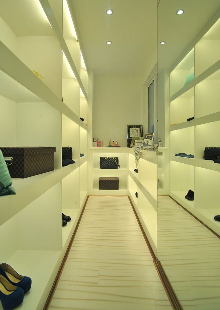 简约大气现代风格衣帽间隔断效果图