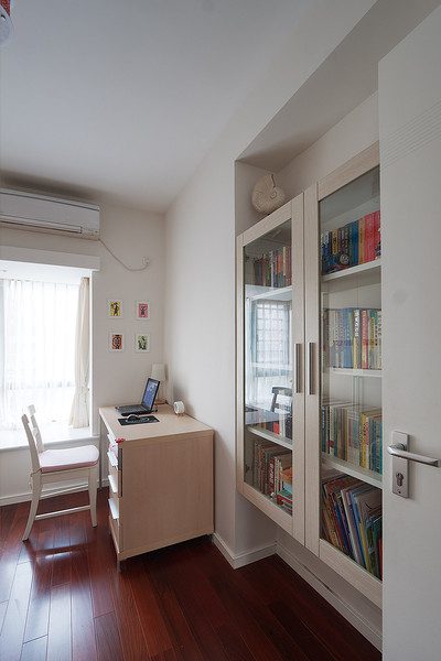 现代书房多层玻璃柜效果图