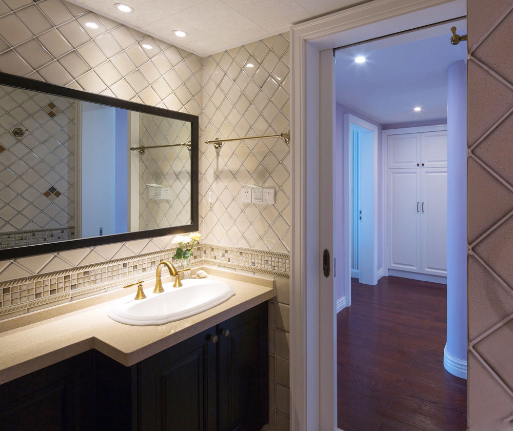 美式风格浴室镜装饰图 - 效果图