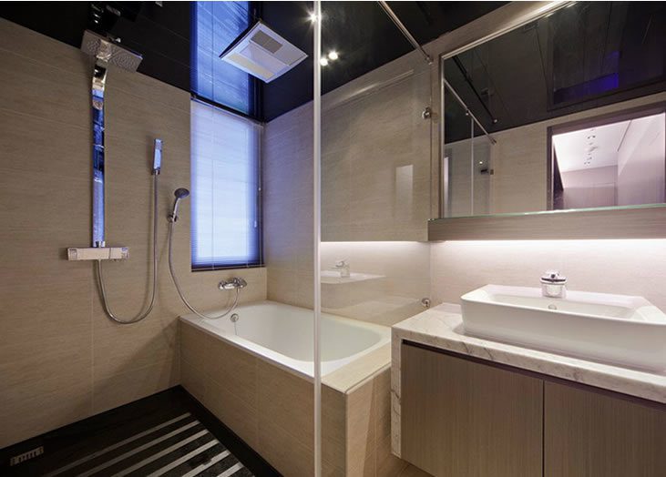 个性现代卫生间玻璃隔断装修效果图