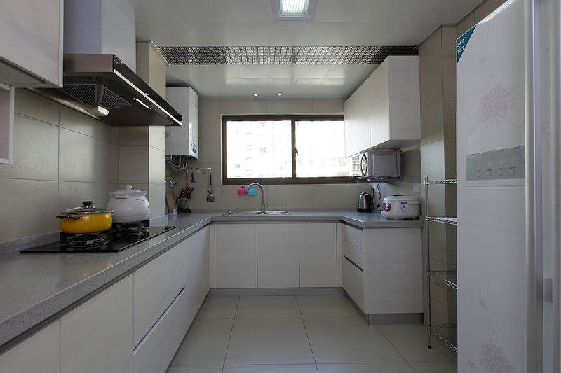 现代简约风厨房白色橱柜效果图