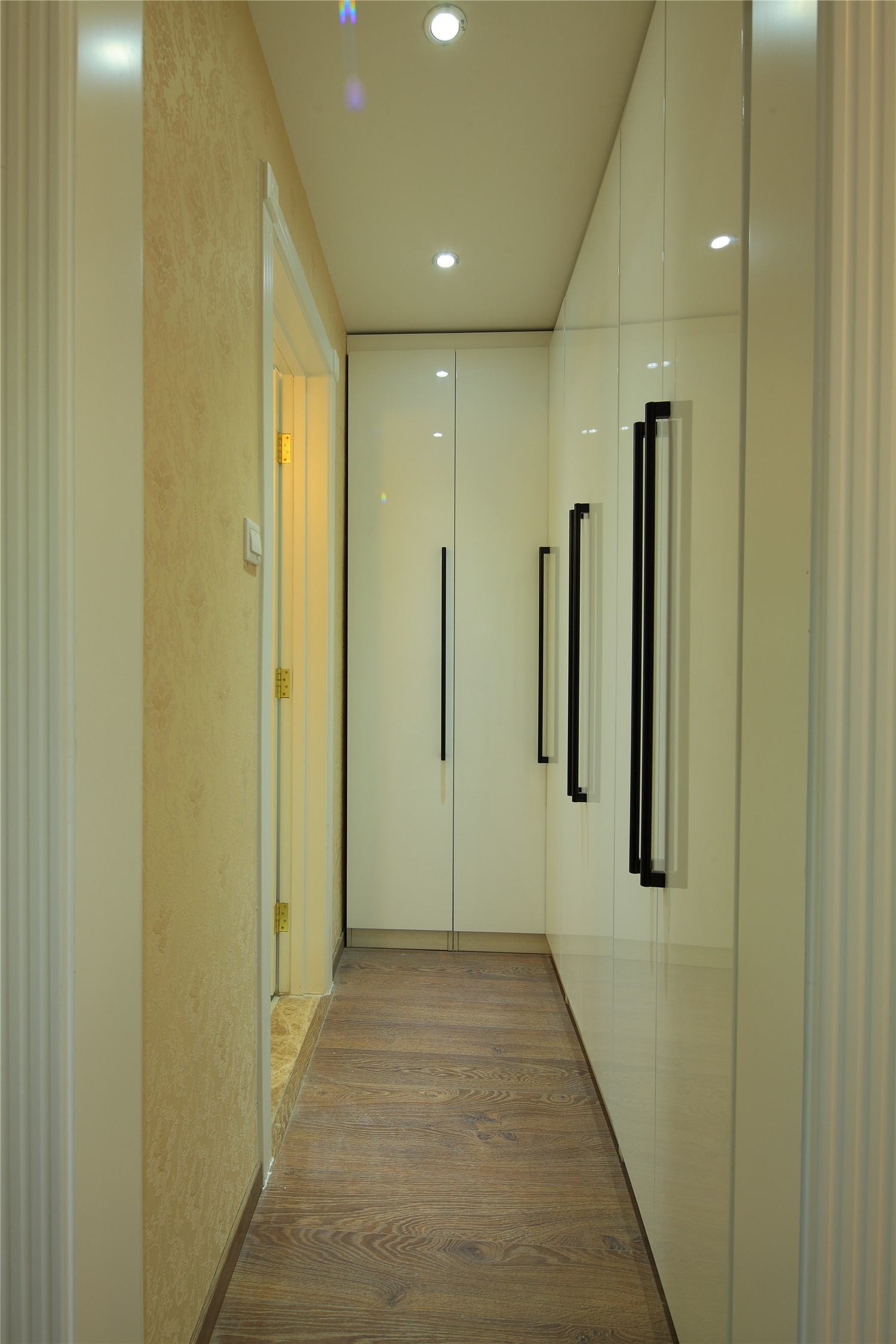 干净利索现代风L型衣帽间装潢效果图