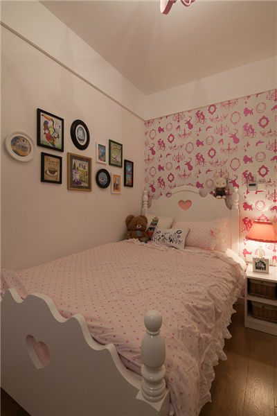 简约粉色系甜美公主房背景墙效果图