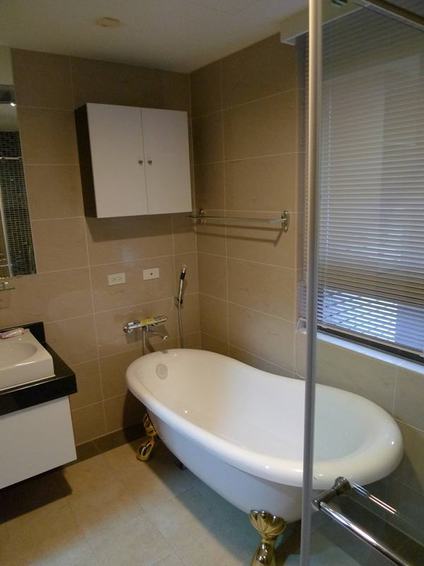 简约时尚卫生间吊柜设计 - 效果图