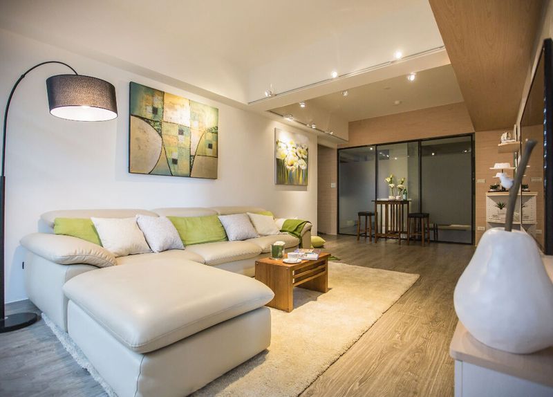 宁静舒爽的北欧二居室之沙发与壁画展示图 - 效果图