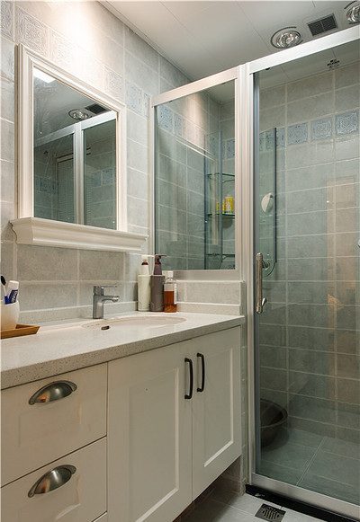 个性实用美式小卫生间设计效果图