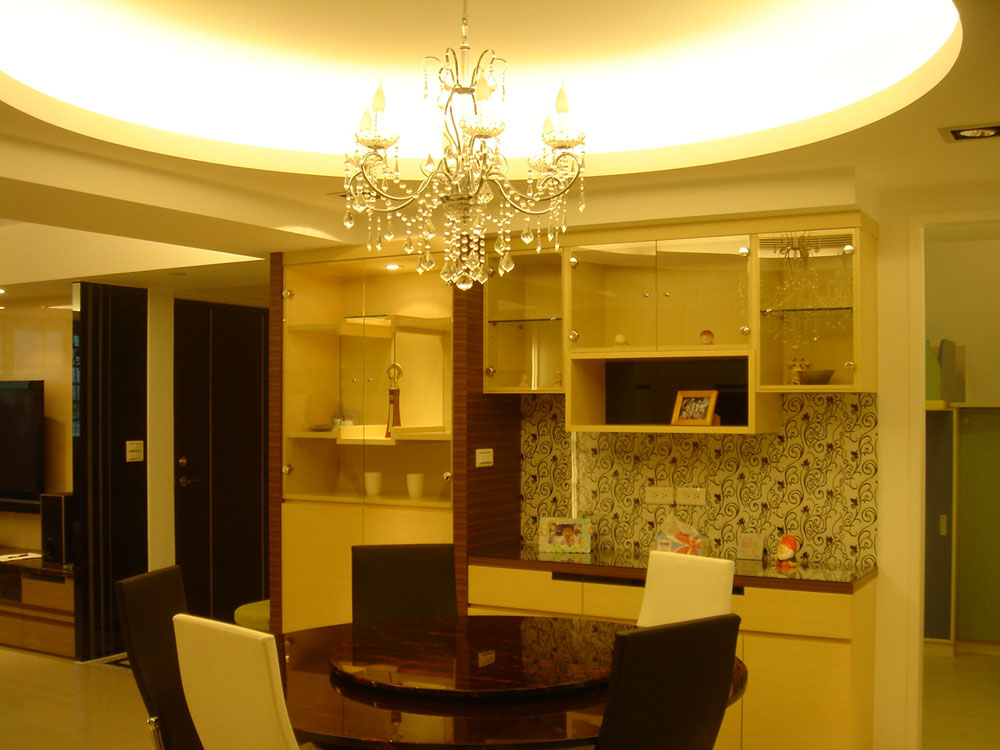 精美浅黄色现代中式风格餐厅水晶吊灯装饰效果图