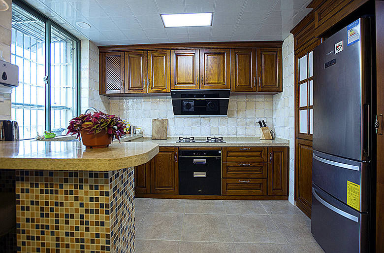 复古美式厨房实木橱柜效果图