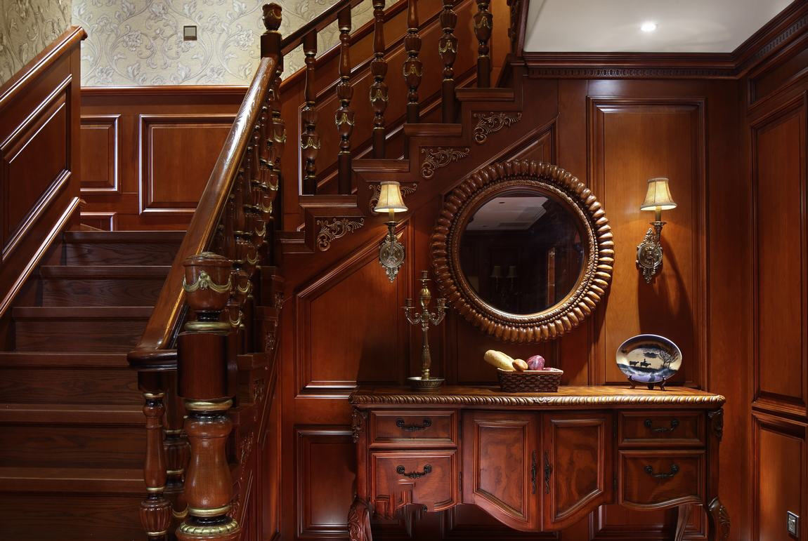 粗犷大气复古美式别墅楼梯装潢效果图