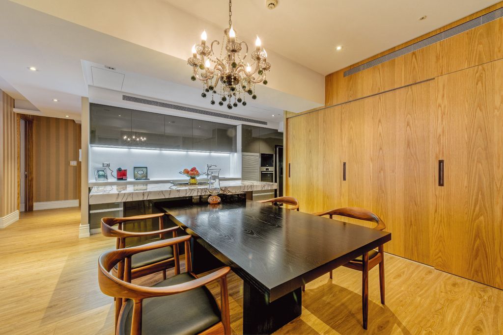 实木混搭公寓餐厅效果图