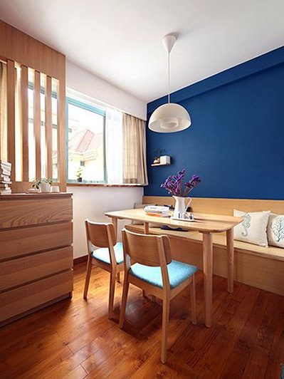 现代简约原木餐厅蓝色背景墙效果图