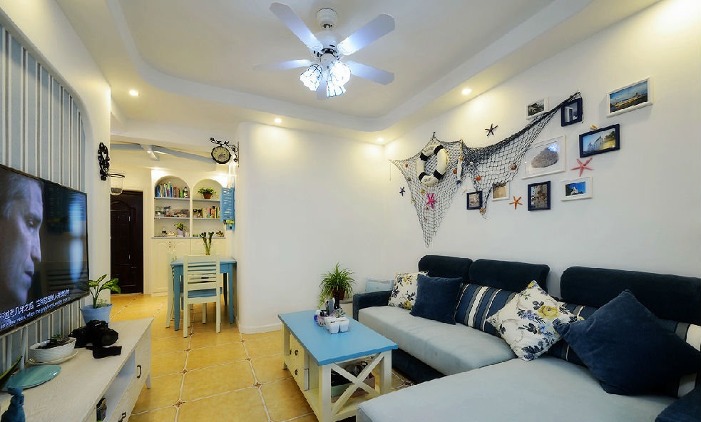 地中海风格客厅沙发照片墙效果图