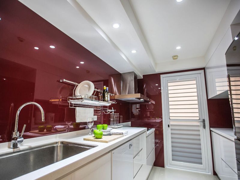 暖暖的红色烤漆瓷砖厨房装修效果图