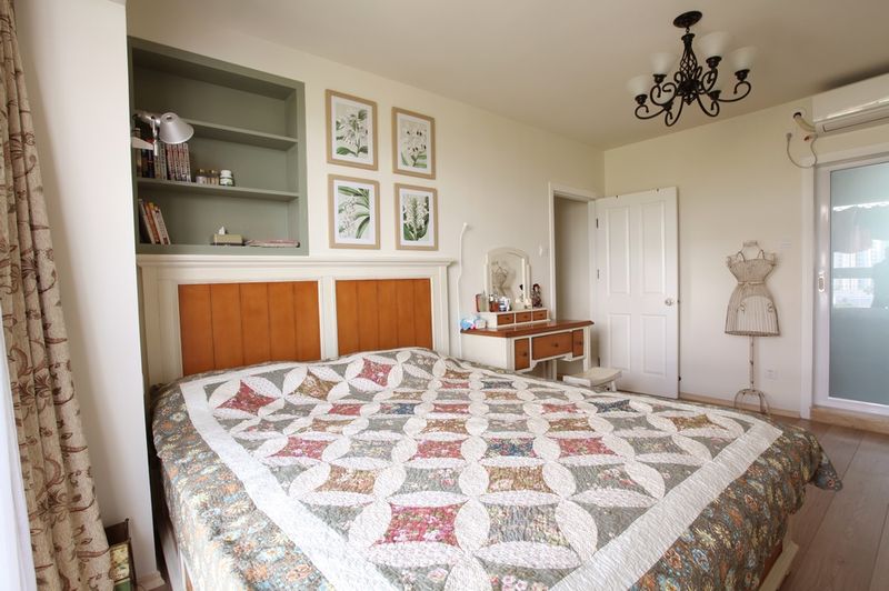 素色简约风卧室背景墙隔断效果图