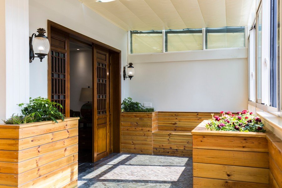 田园风格生态木阳台原木门效果图