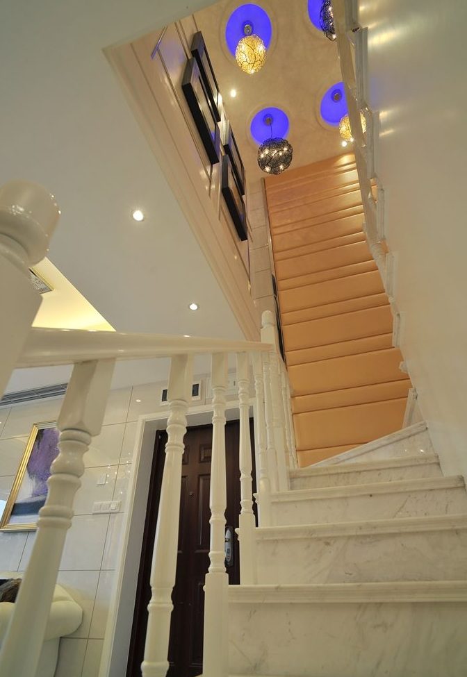 现代唯美风白色转角楼梯效果图