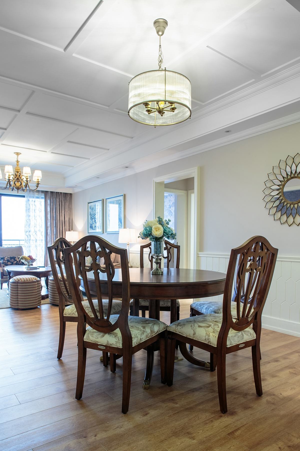 浪漫典雅美式三居室内餐厅设计搭配效果图