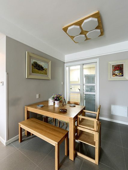 温馨简约家居餐厅实木餐桌椅装饰效果图