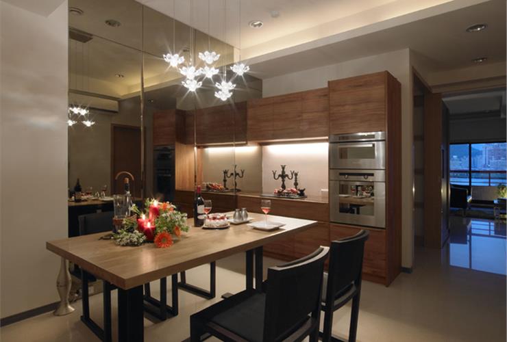 实木现代风格餐厅流线型吊灯搭配 - 效果图