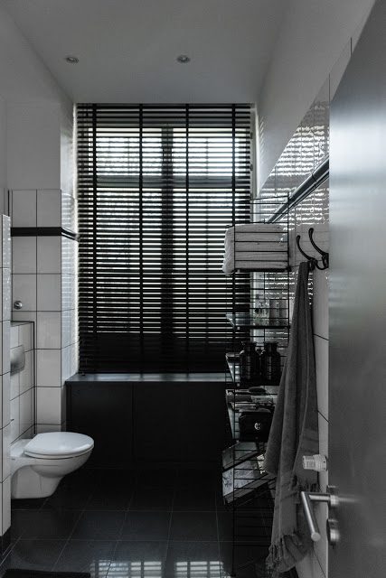 黑白超简约卫生间百叶窗效果图