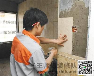 夏季天气干燥，在贴瓷砖前要充分泡水，使含水量达到饱和状态。 新京报记者 王远征 摄