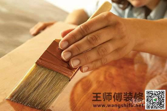 油漆涂刷流程告诉你，木漆乳胶漆各不同。 - 翻新攻略
